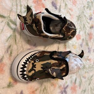 NWOT Size 10C unisex toddler vans Camo Shark sneakers
